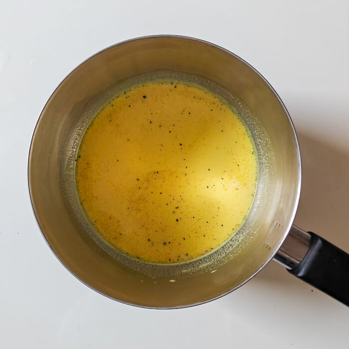 Préparation d'un lait d'or dans une casserole.