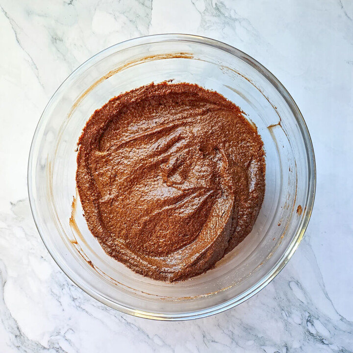 Une mousse au chocolat sans jaunes d'oeufs dans un récipient avant le pochage dans les coupelles.