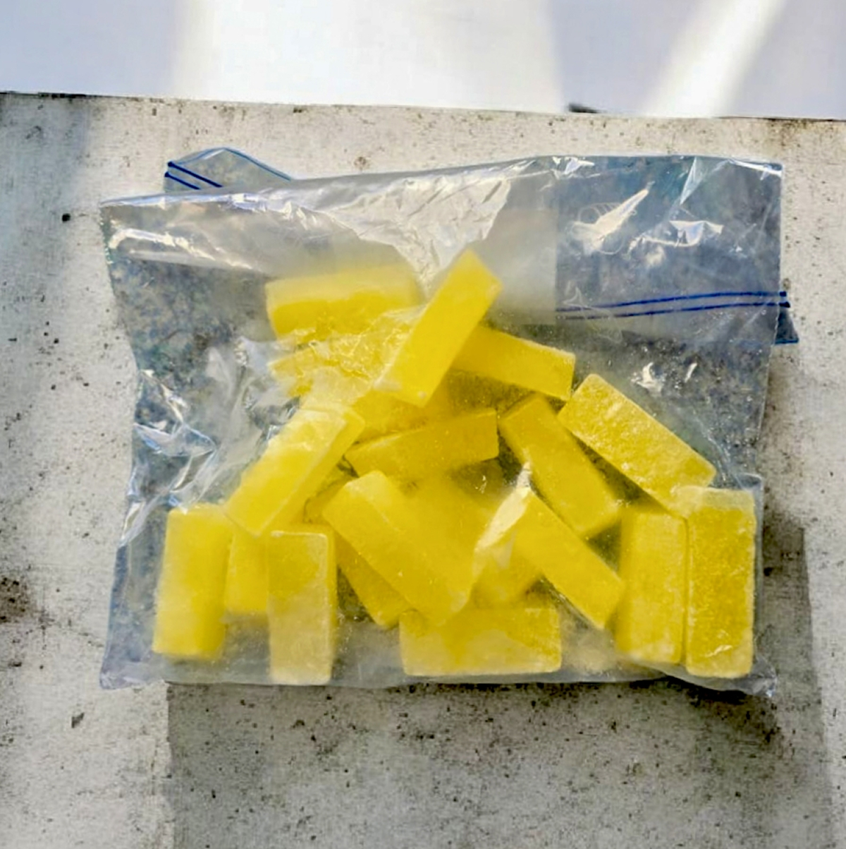 Des blancs d'œufs congelés dans un sac de congélation.