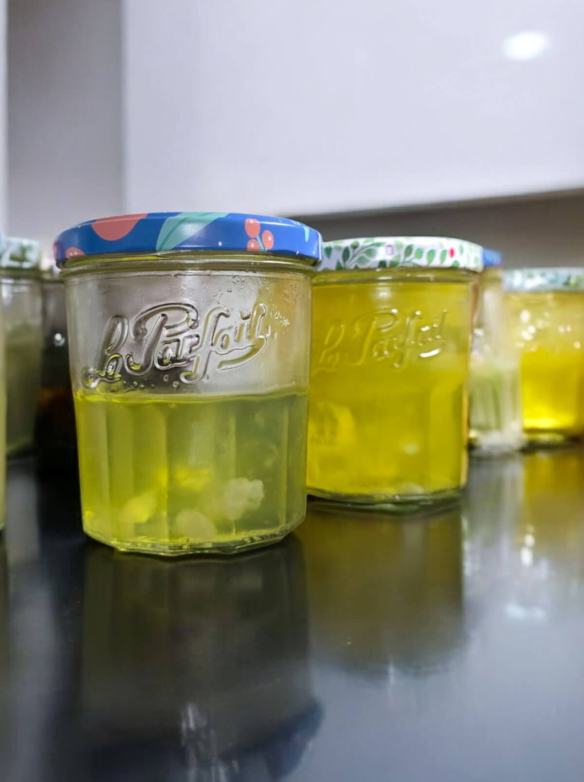 La conservation des blancs d'oeufs au réfrigérateur, dans des pots de confiture.