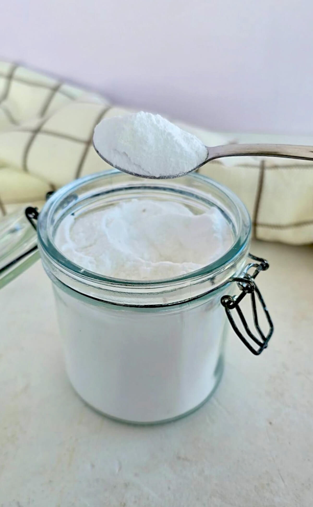 De la levure chimique fait maison dans un pot hermétique.