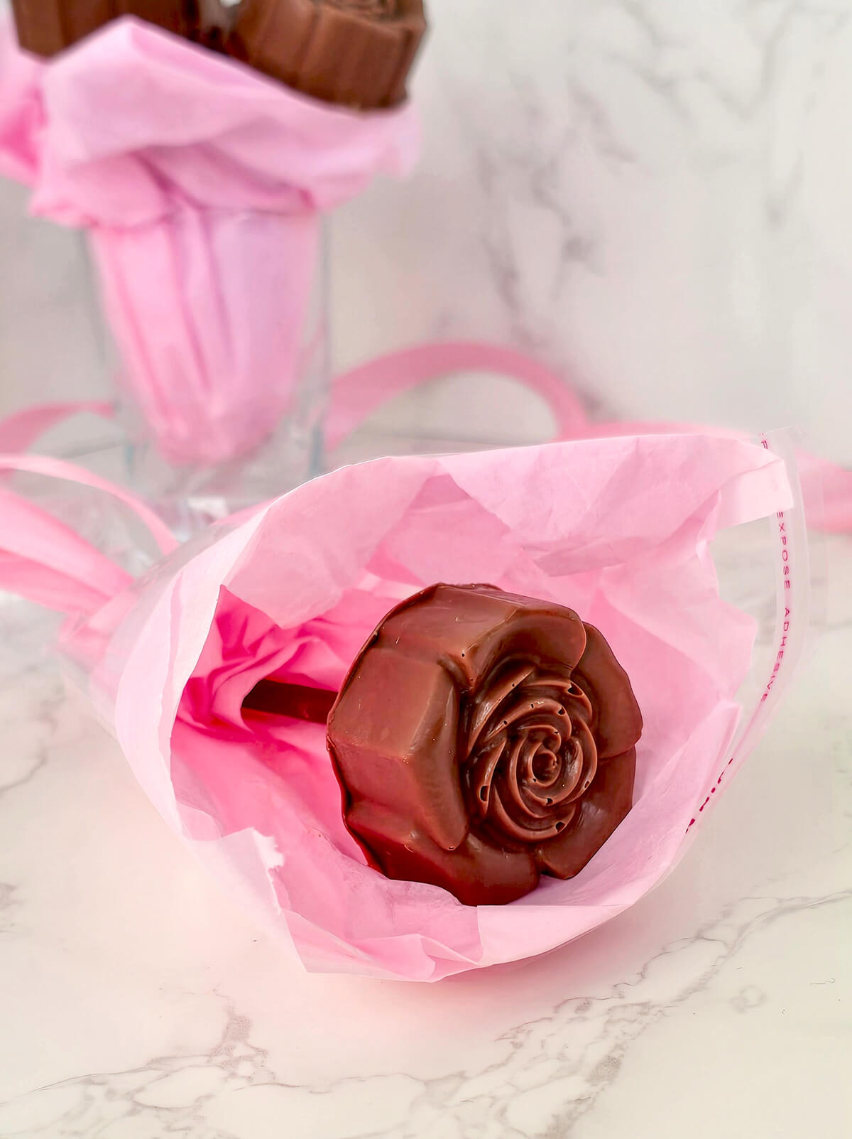 Un chocolat guimauve en forme de cœur dans du papier de soie, pour offrir.