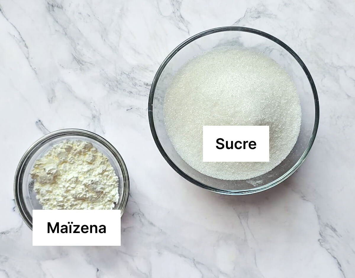 Des ingrédients sur un fond marbré pour faire du sucre glace maison.