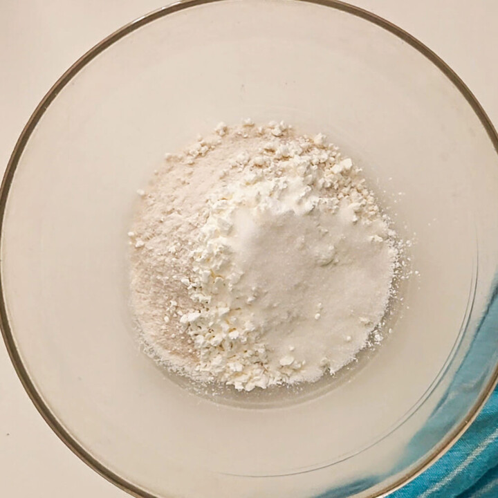 Des ingrédients secs dans un saladier pour faire une pâte à crêpes sans gluten.