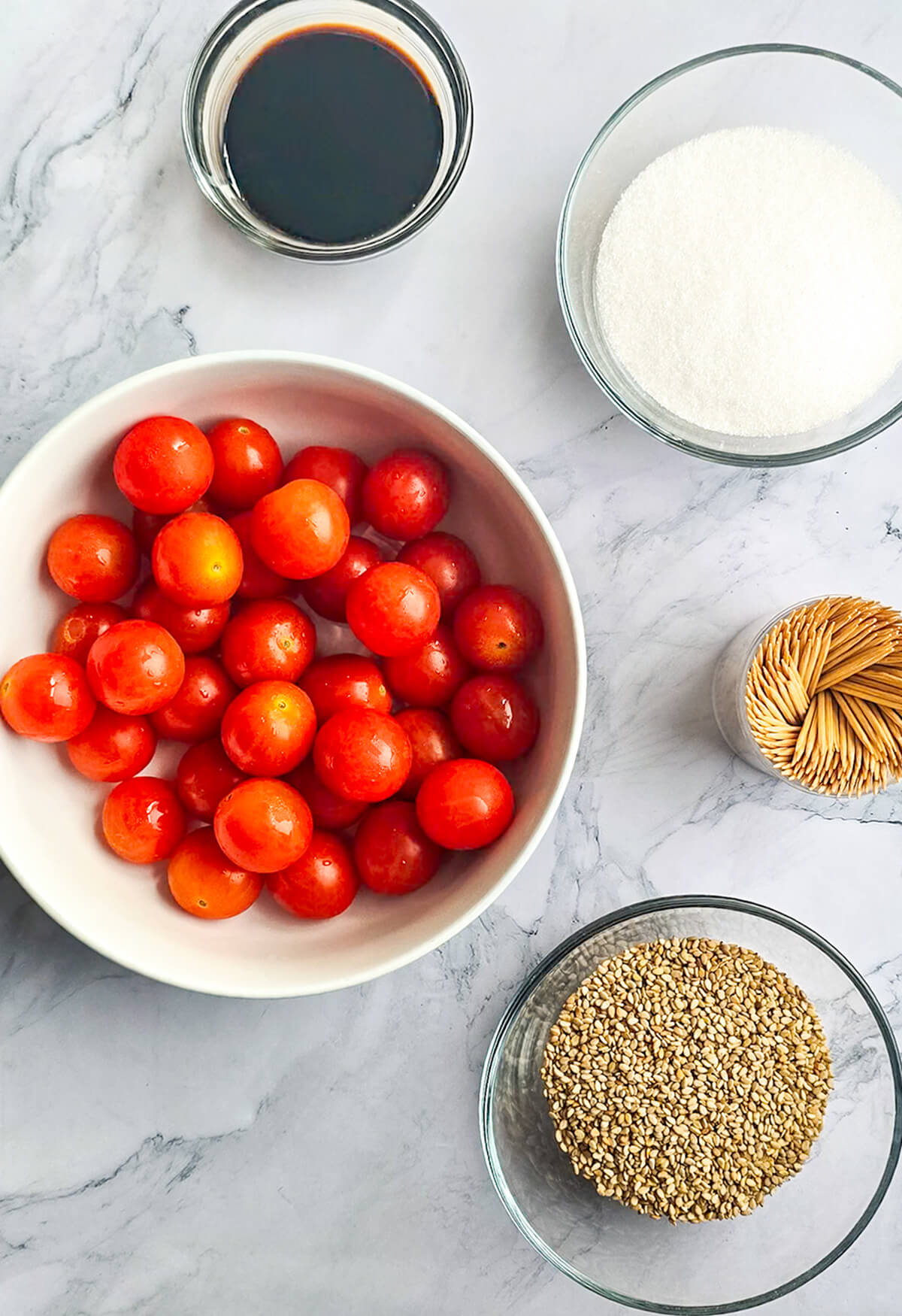 Des ingrédients pour réaliser des tomates cerises d'amour.