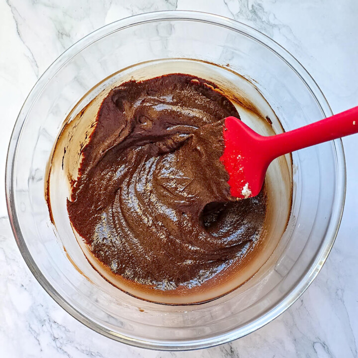 Chocolat fondu et un tiers des blancs en neige, dans un récipient.