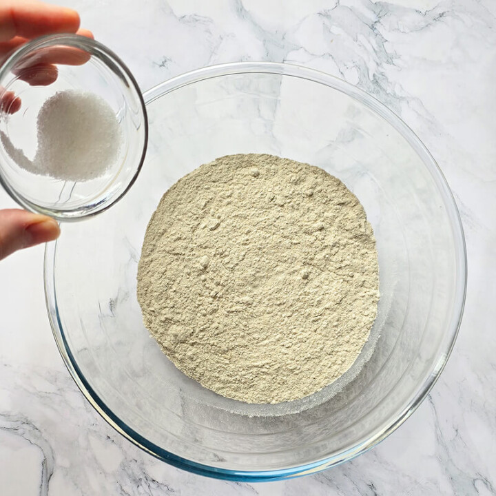 Mélange d'ingrédients pour préparer une pâte à crêpes au sarrasin.