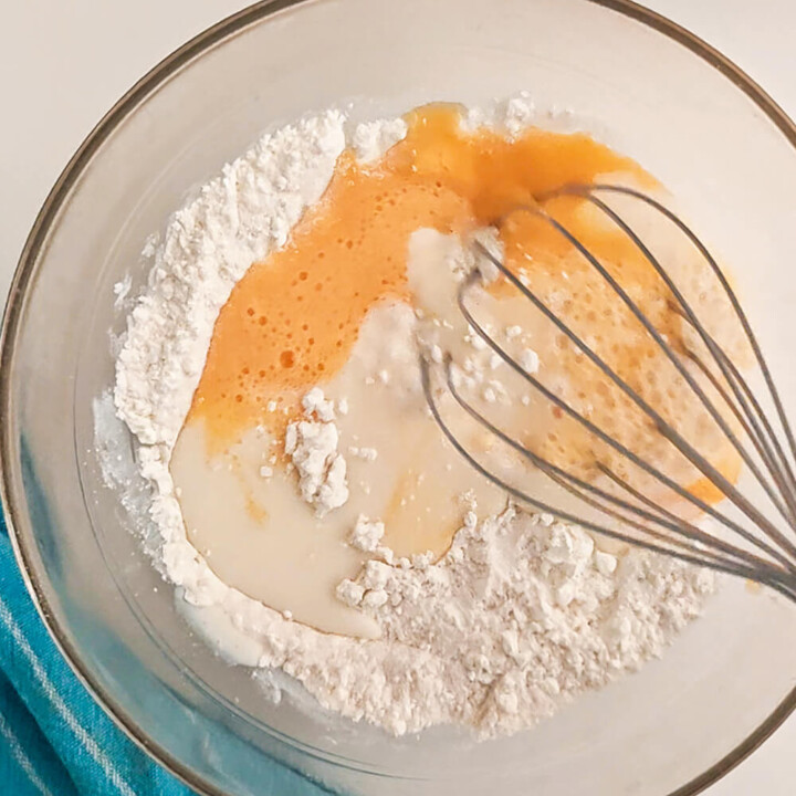 Mélange d'ingrédients pour une pâte à crêpes.