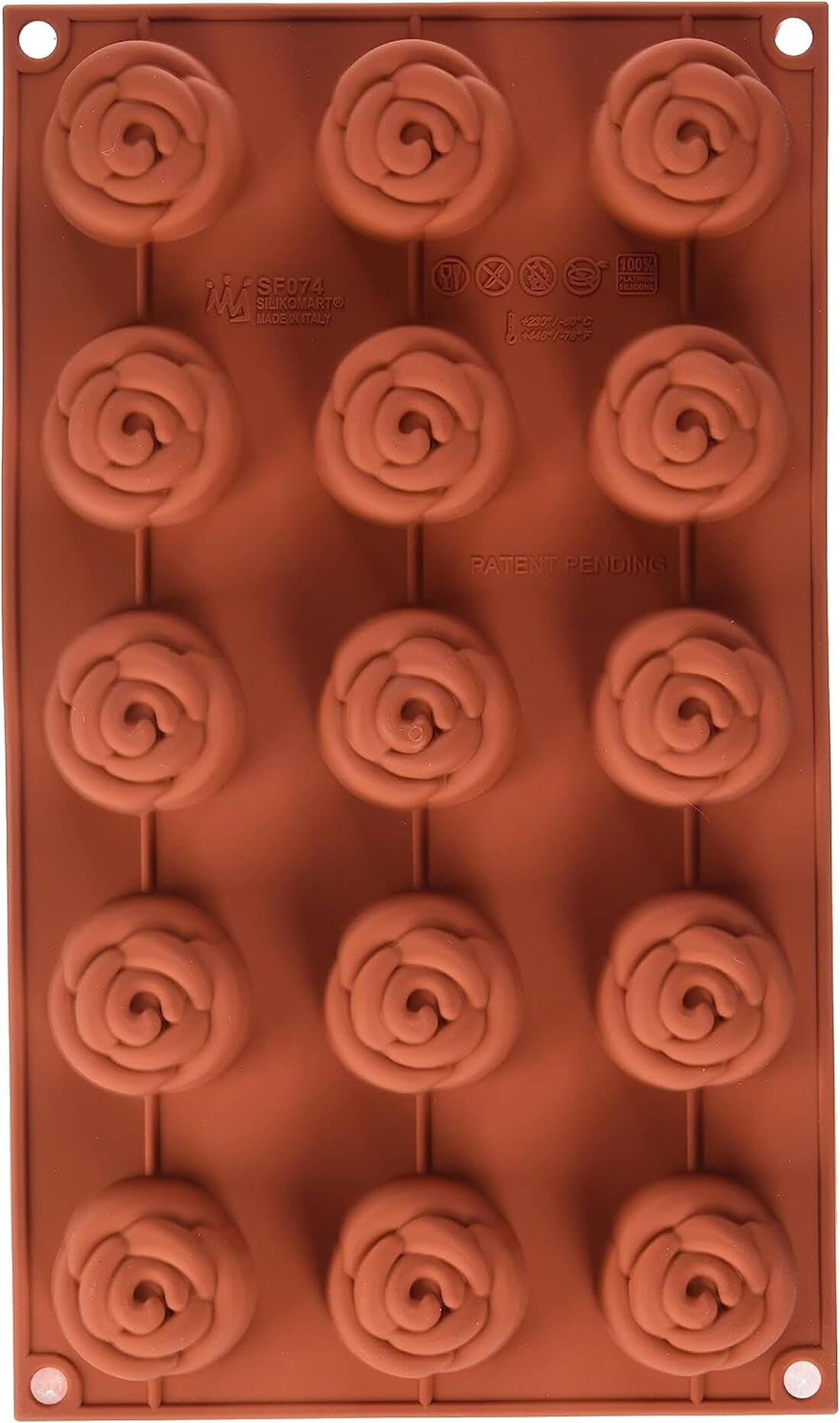 Un moule silicone en forme de petites roses.