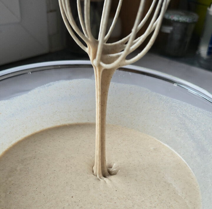 Une pâte à crêpes au sarrasin réussie avec un fouet.
