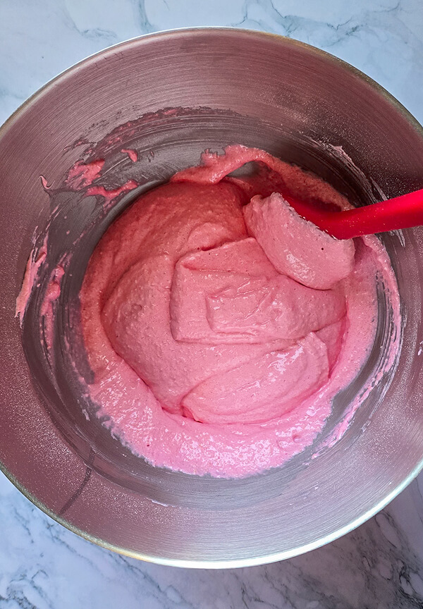 Une pâte à macarons rose pour faire une recette de macarons coeur.