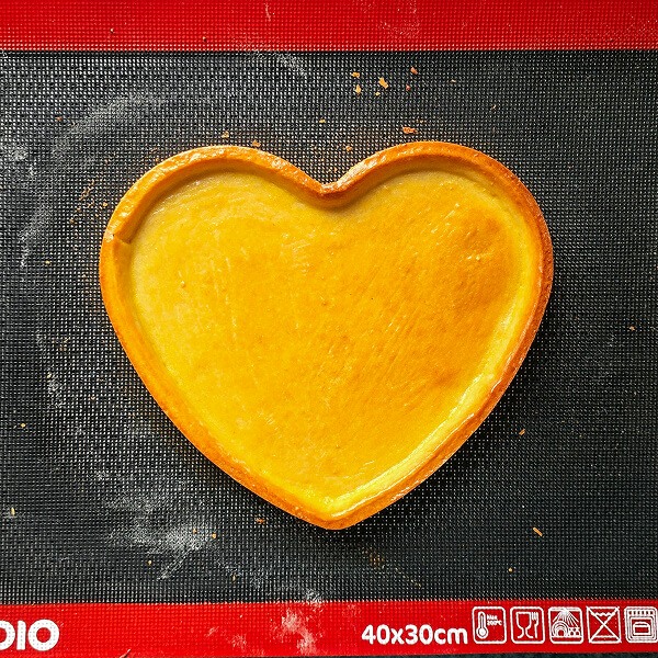 Une pâte sucrée après cuisson en forme de coeur.