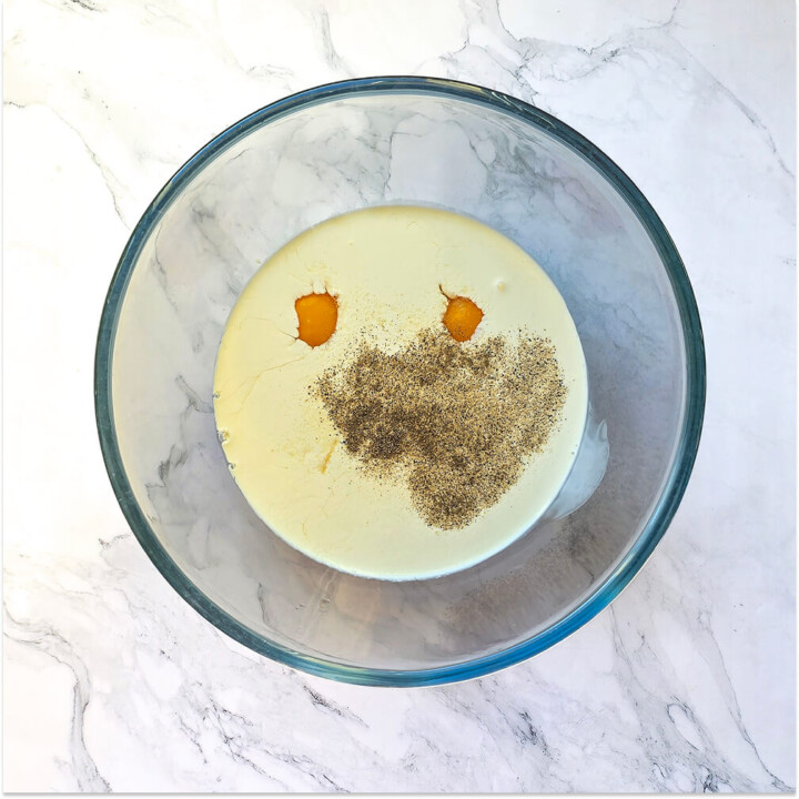 Un récipient contenant un appareil à quiche.