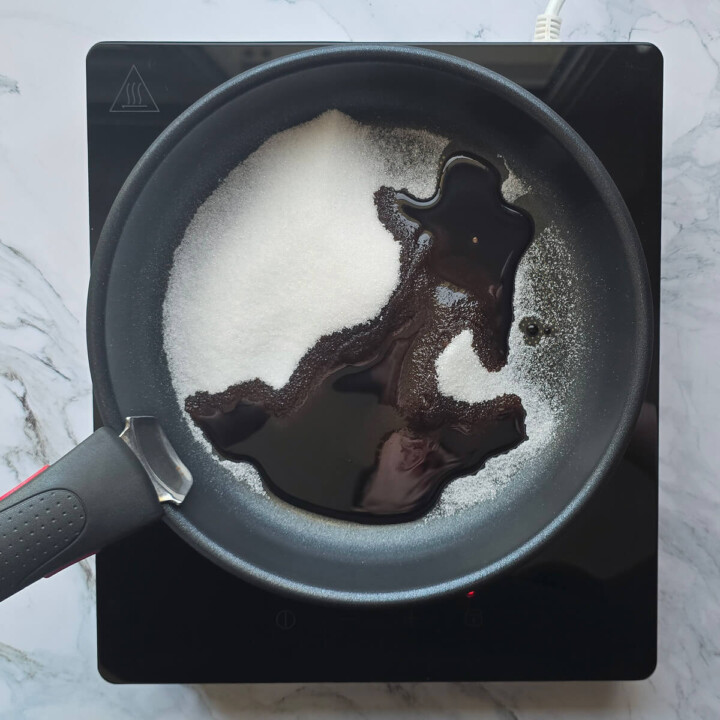 Préparer une sauce caramel dans une casserole pour réaliser des amuse-bouches, aux tomates cerises d'amour.