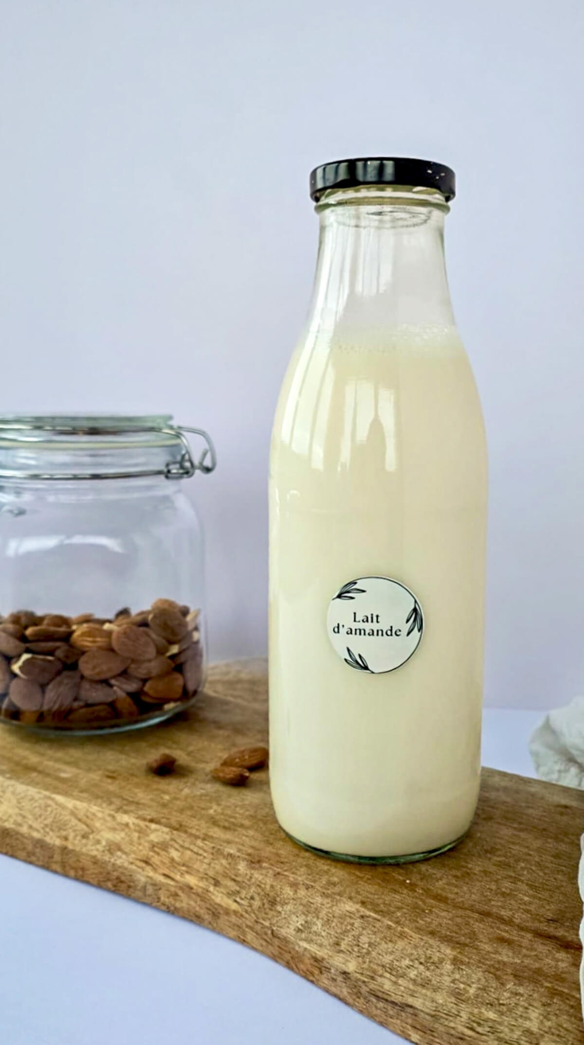 Une photo d'un lait d'amande fait maison pour un article sur que faire avec du lait d'amande.