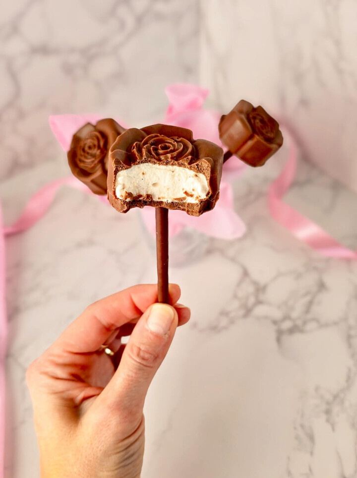 Une guimauve au chocolat en forme de coeur pour la Saint-Valentin ou la fête des mères.