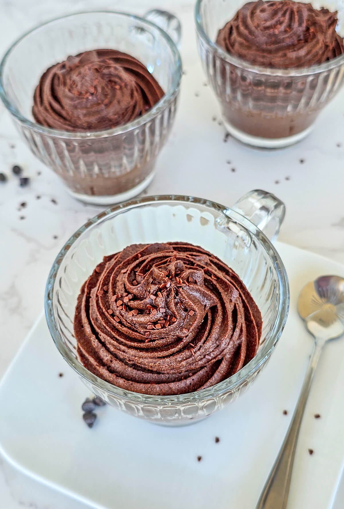 Une mousse au chocolat légère dans des verres à thé.