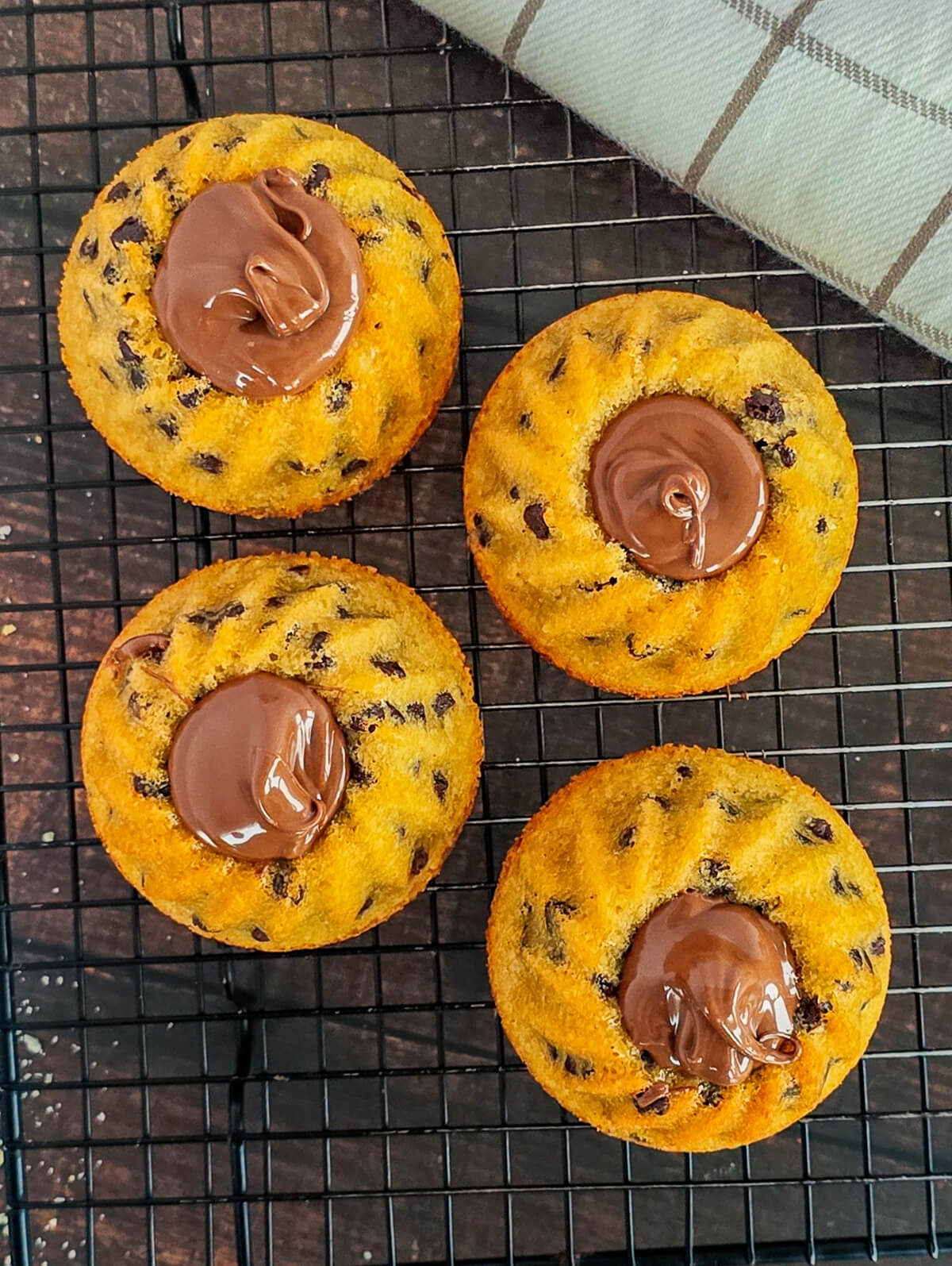 Une recette de tigrés au chocolat du chef Cyril Lignac, sur une grille de refroidissement.