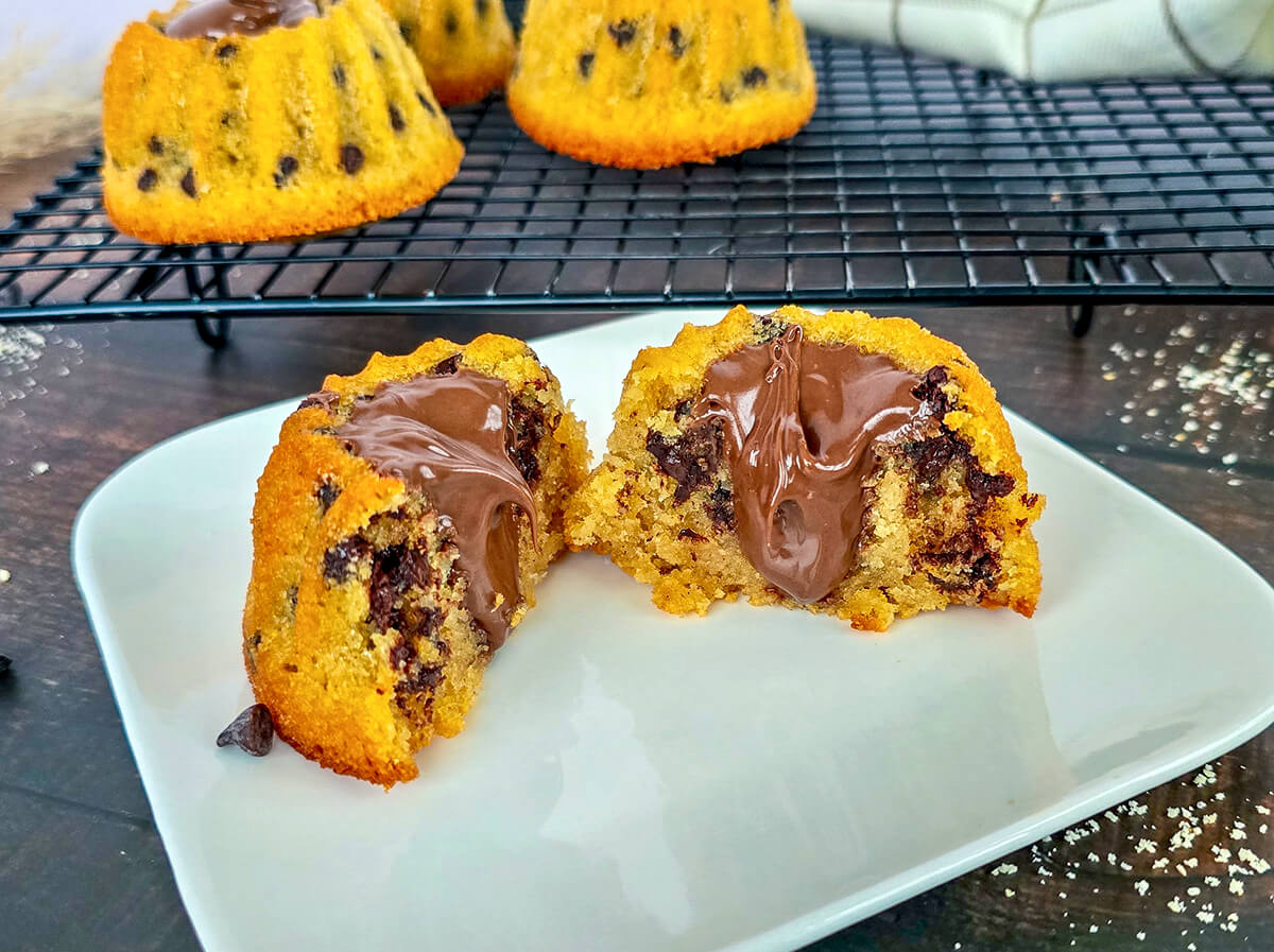 Un tigré au chocolat sur une assiette blanche.