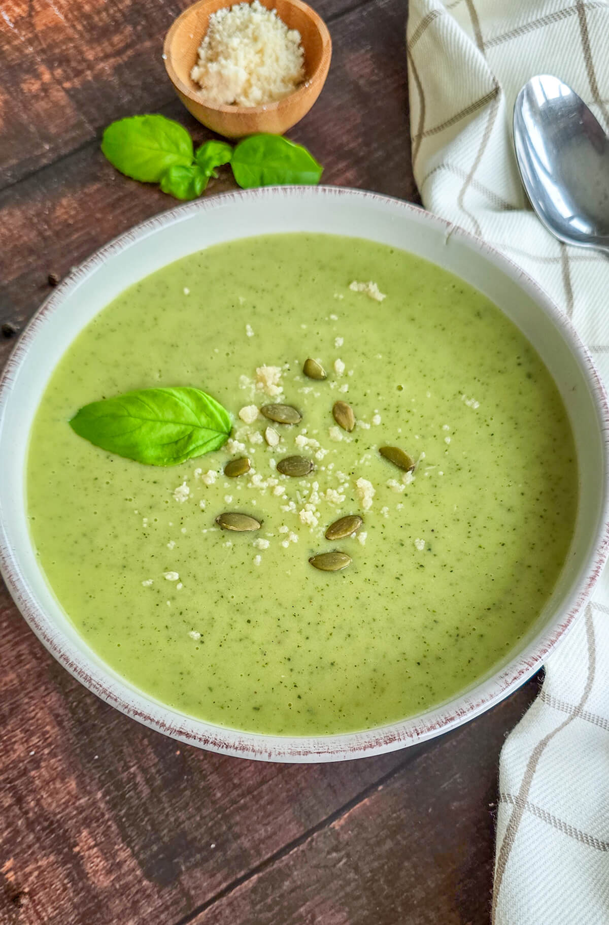 Un velouté courgettes et pommes de terre dans un bol, sur fond de couleur bois.
