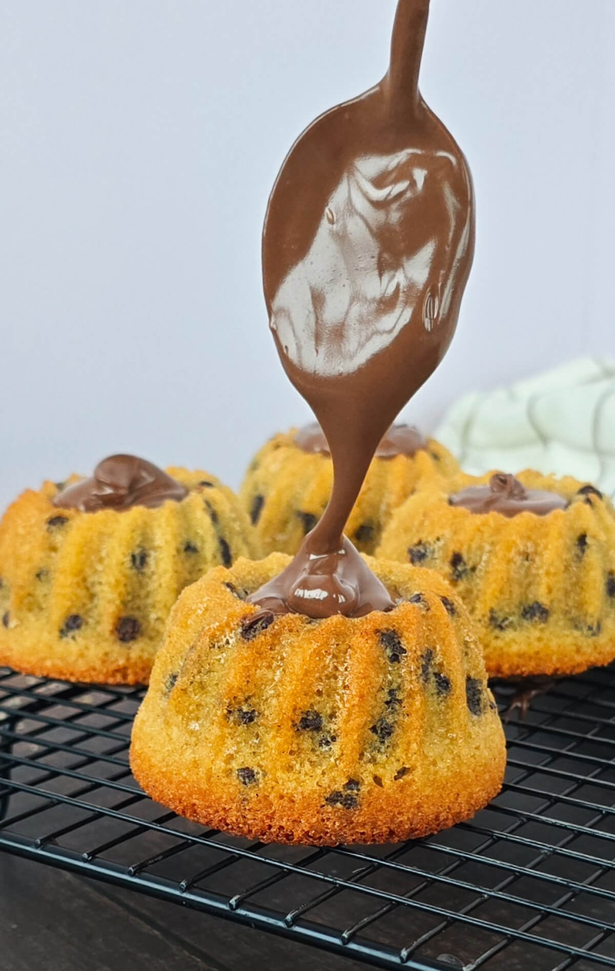 Des financiers tigrés de Cyril Lignac sur une grille de refroidissement.