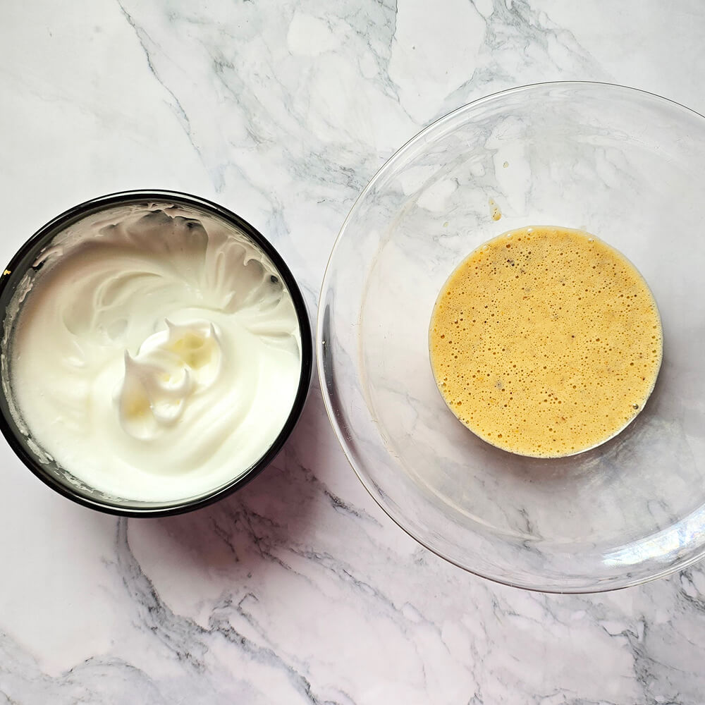 Des blancs en neige et des oeufs pour obtenir une meringue souple.