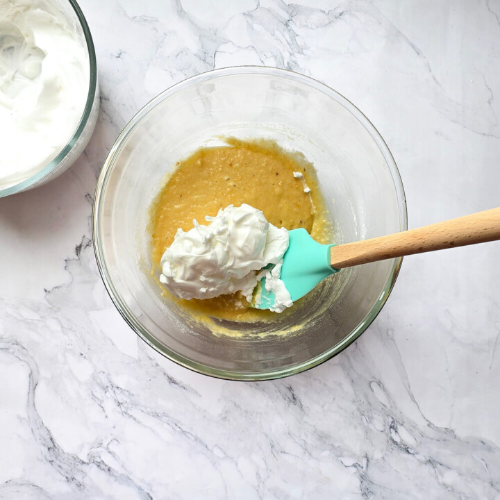 Mélange délicat à la maryse de blancs d'œufs en neige dans une pâte à l'amande pour un biscuit Joconde maison.