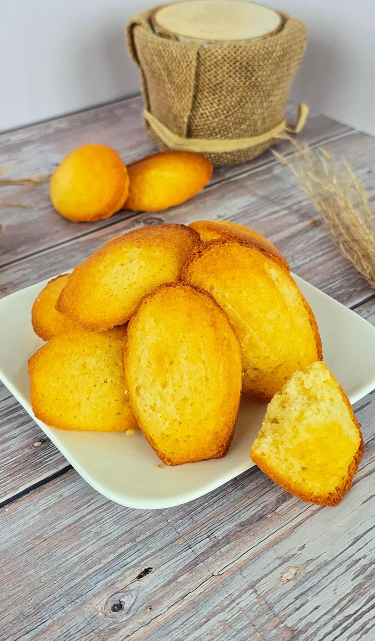 Assiette de madeleines moelleuses de Cyril Lignac avec une vue sur la mie aérée et dorée.