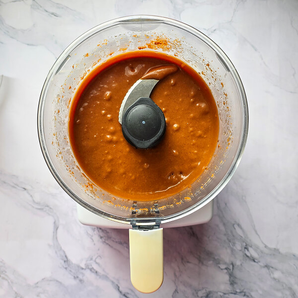De la pâte à tartiner spéculoos dans le bol d'un robot.