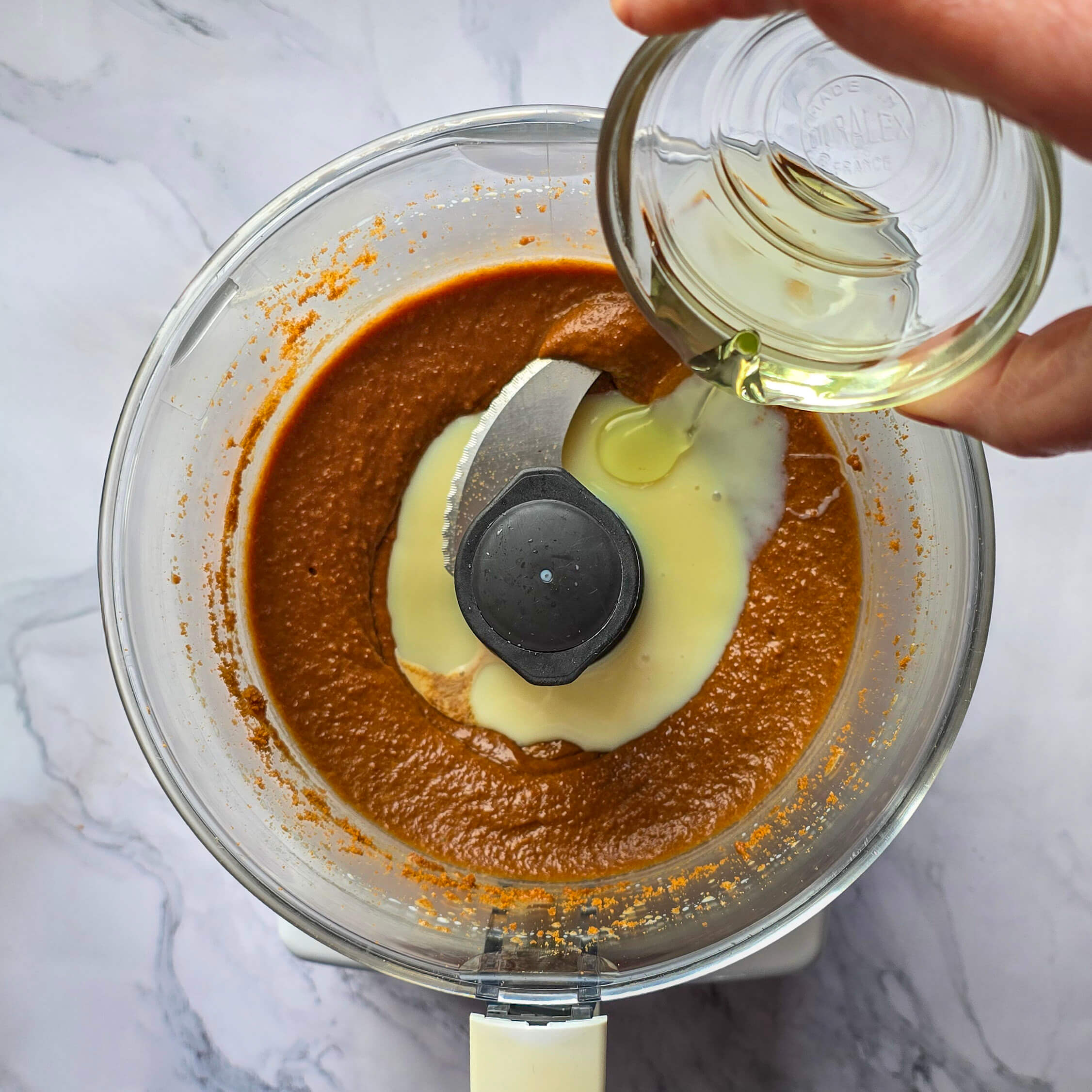 Préparation d'une pâte à tartiner spéculoos maison, dans le bol d'un robot.
