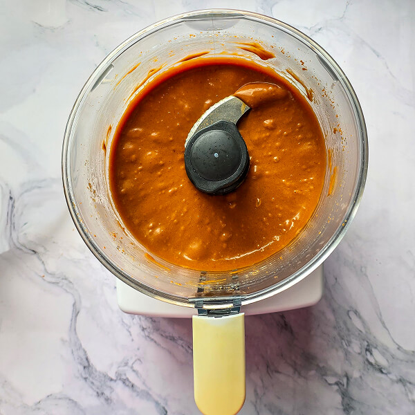 Une pâte à tartiner spéculoos fait maison dans la cuve d'un robot.