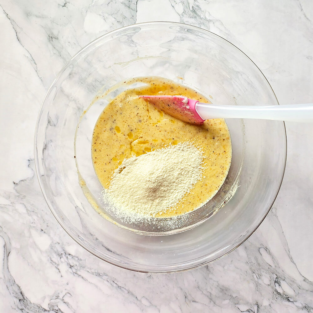 Incorporer les ingrédients dans un bol pour faire un biscuit joconde noisette, maryse sur le coté.