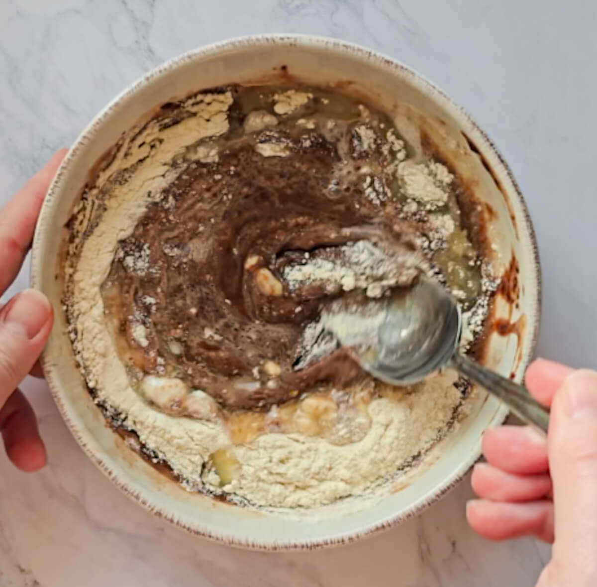 préparation d'un bowlcake chocolat dans un bol.