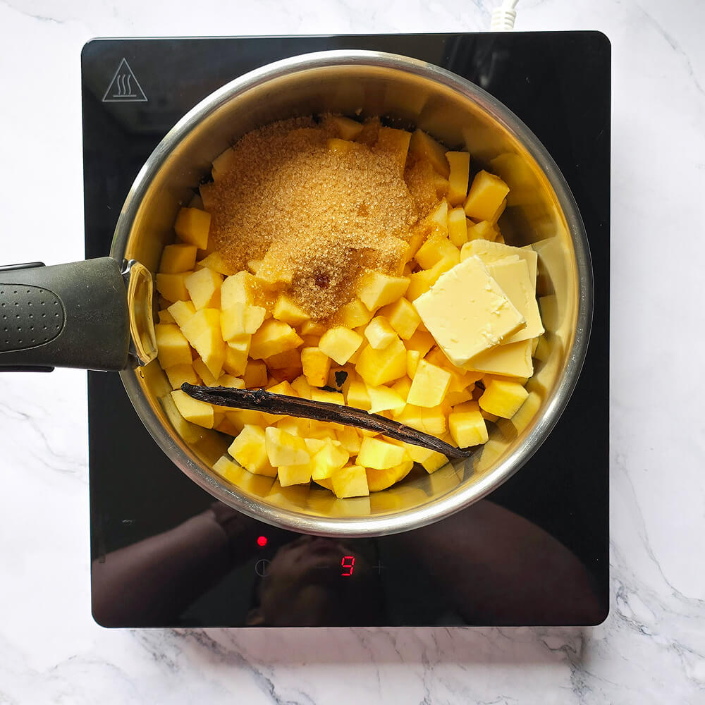 Des ingrédients dans une casserole pour la préparation d'une compote.