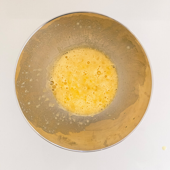 Mélange d'oeuf et banane dans un saladier pour réaliser des mini pancakes.