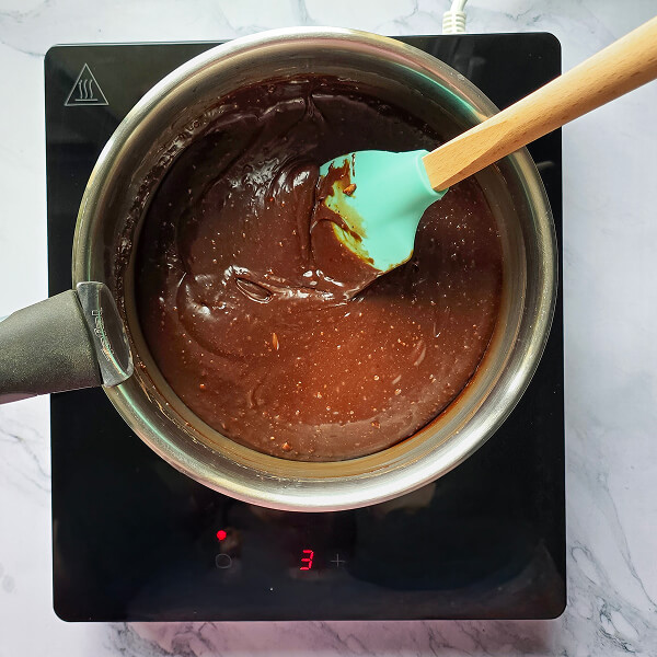 Une casserole sur une plaque de cuisson contenant de la pâté à tartiner.