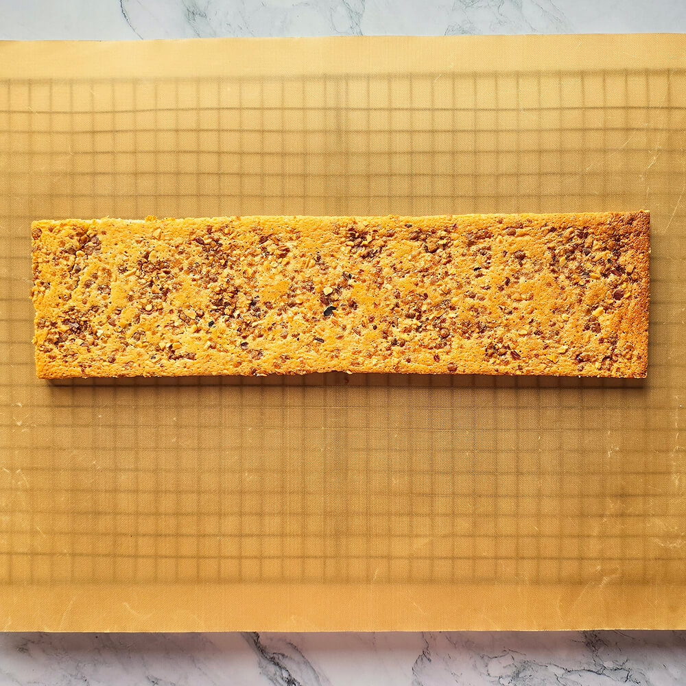 Refroidissement d'un biscuit joconde noisette sur une plaque de refroidissement.