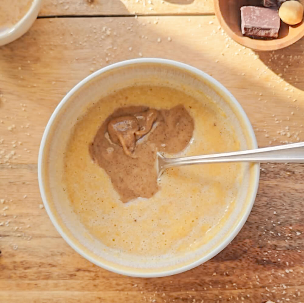 Ajout du praliné dans le bowlcake avant cuisson.