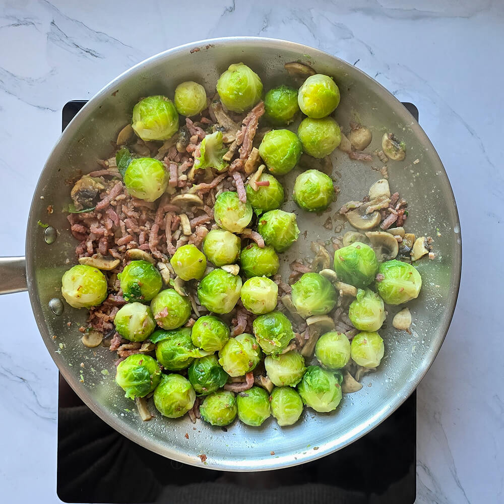 Ajout des choux de Bruxelles cuits dans la poêlée.