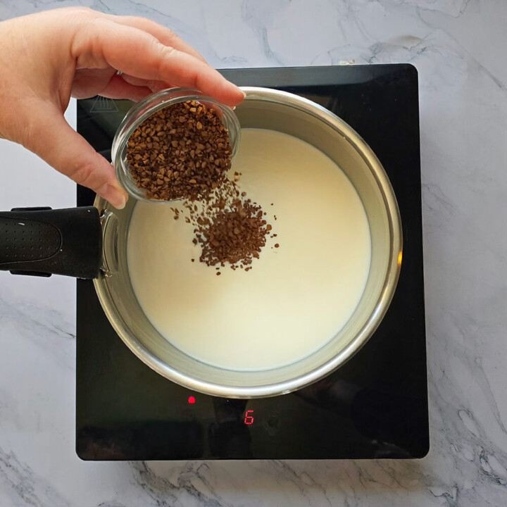 Infusion du café et sucre dans le lait pour réaliser une crème dessert au café soluble.