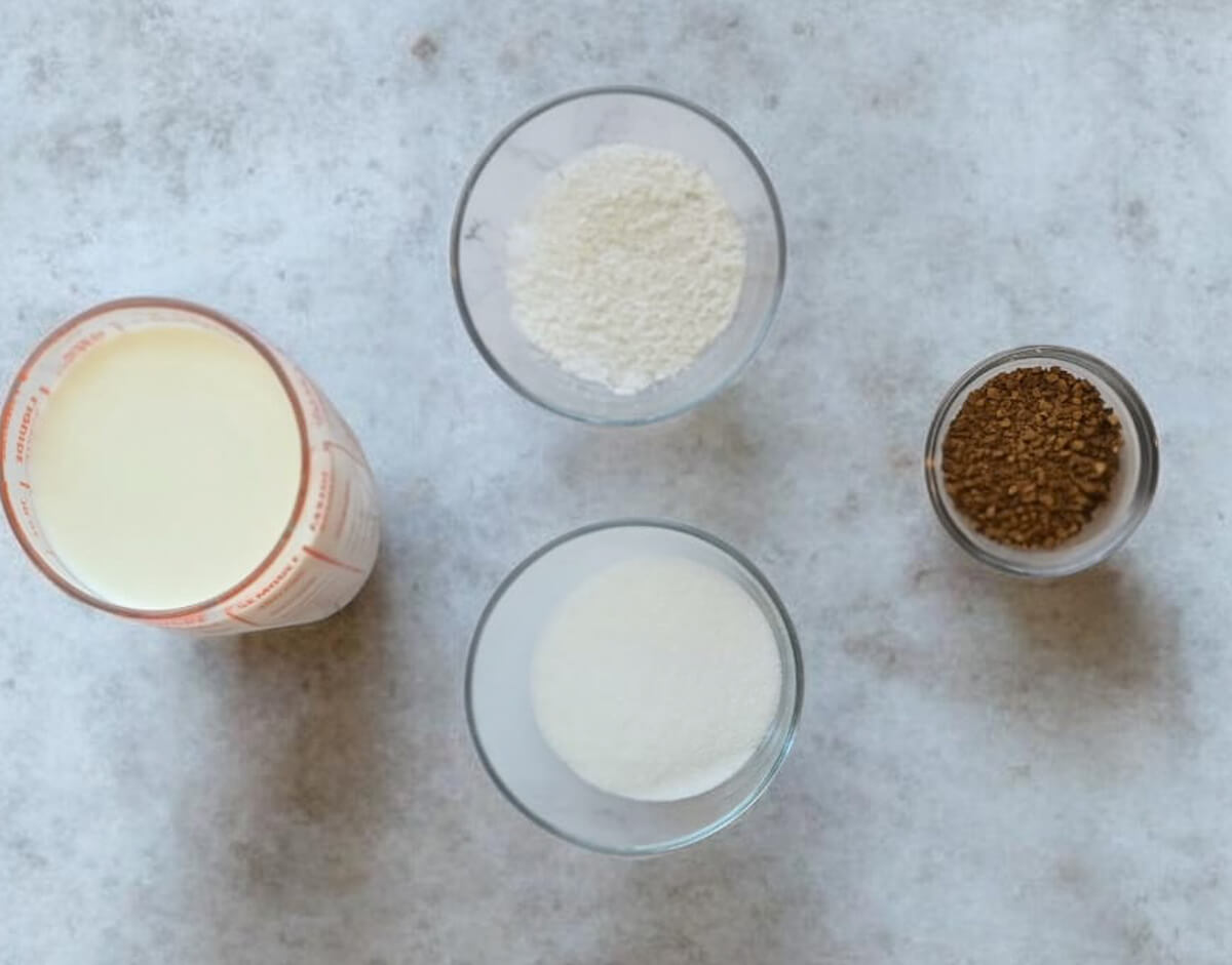Des ingrédients pour réaliser une crème dessert au café soluble.