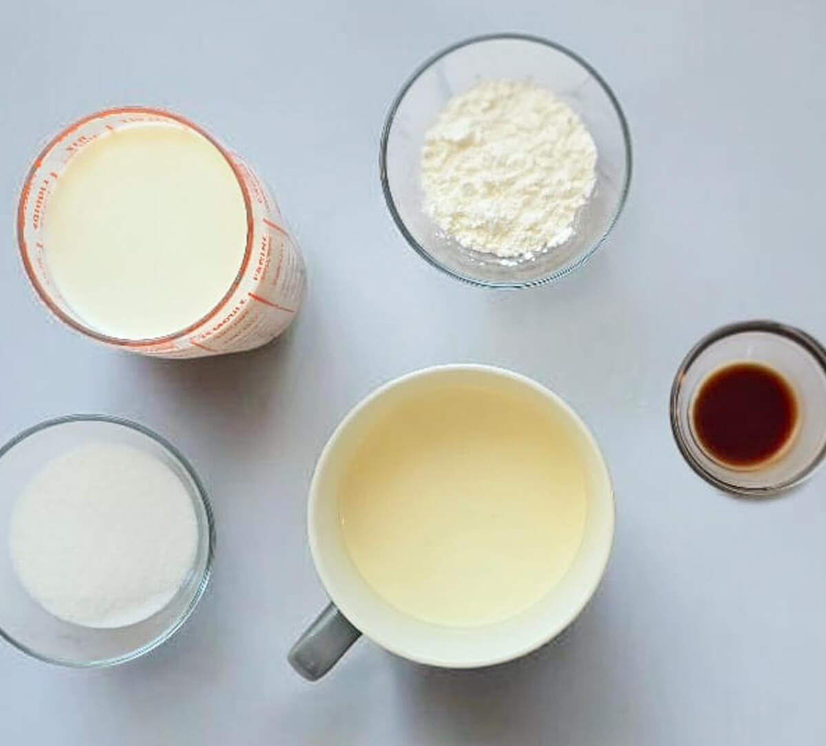 Des ingrédients pour faire réaliser une crème dessert caramel.