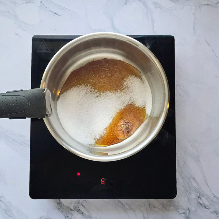 Réaliser le caramel à sec dans une casserole.
