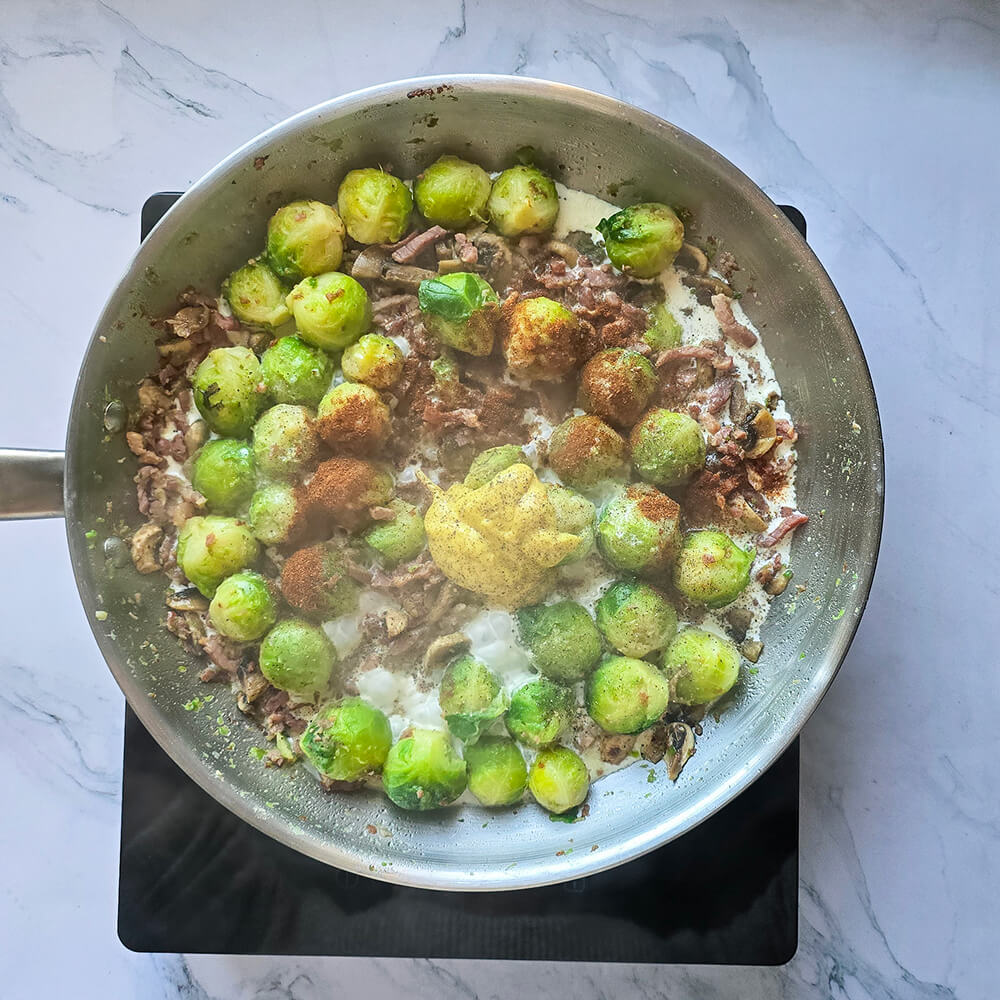 Ajouter la crème, la moutarde et les épices.