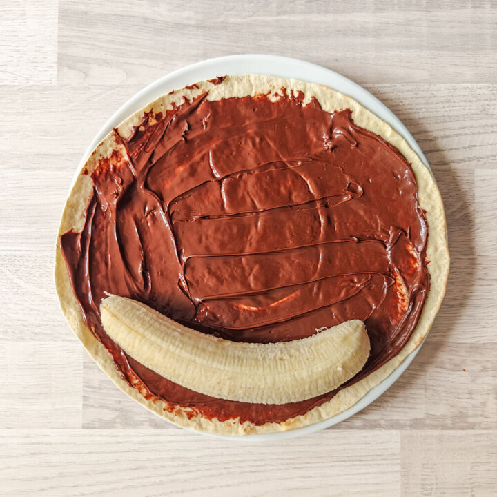 Une banane posée sur un wrap rempli de Nutella.