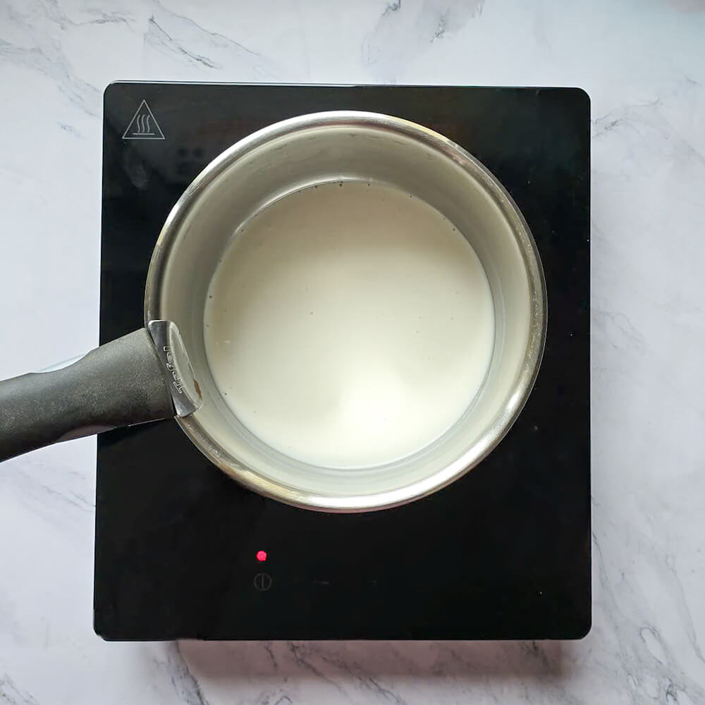 Une casserole de crème de coco pour réaliser des crèmes chocolat coco.