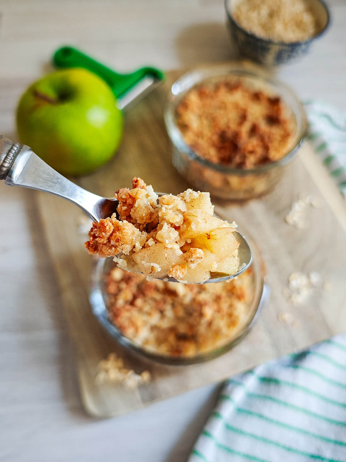 Une cuillère à café de crumble aux pommes sain.