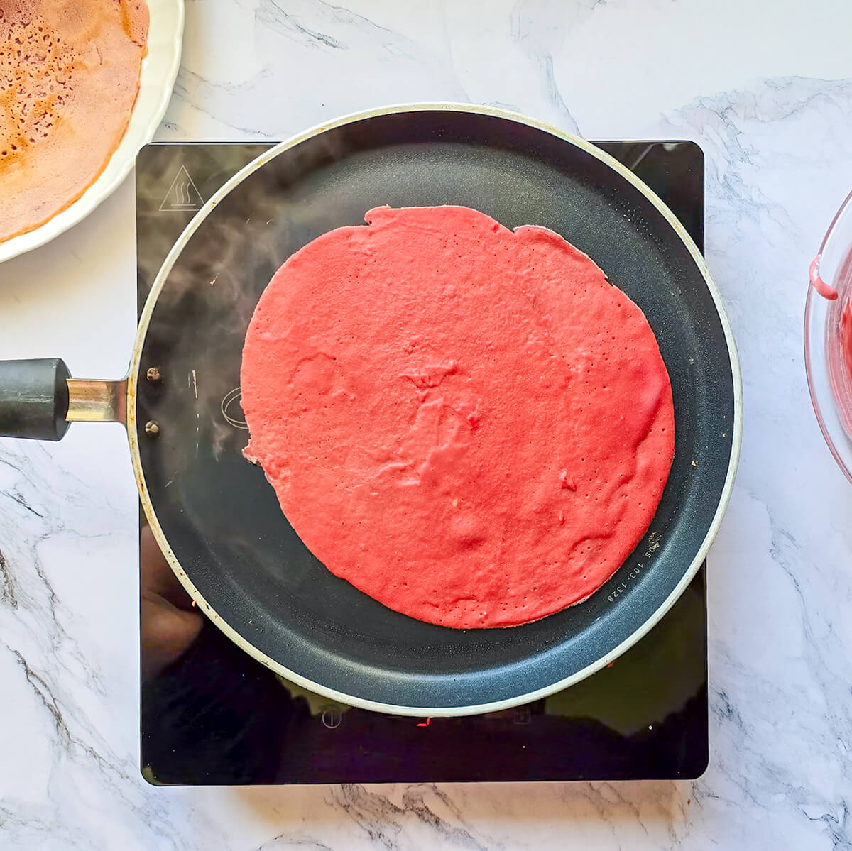 Un wrap de betterave dans une poêle.