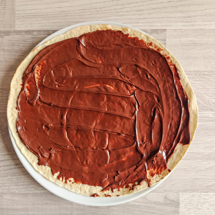 De la pâte à tartiner sur un wrap pour réaliser des makis Nutella banane.