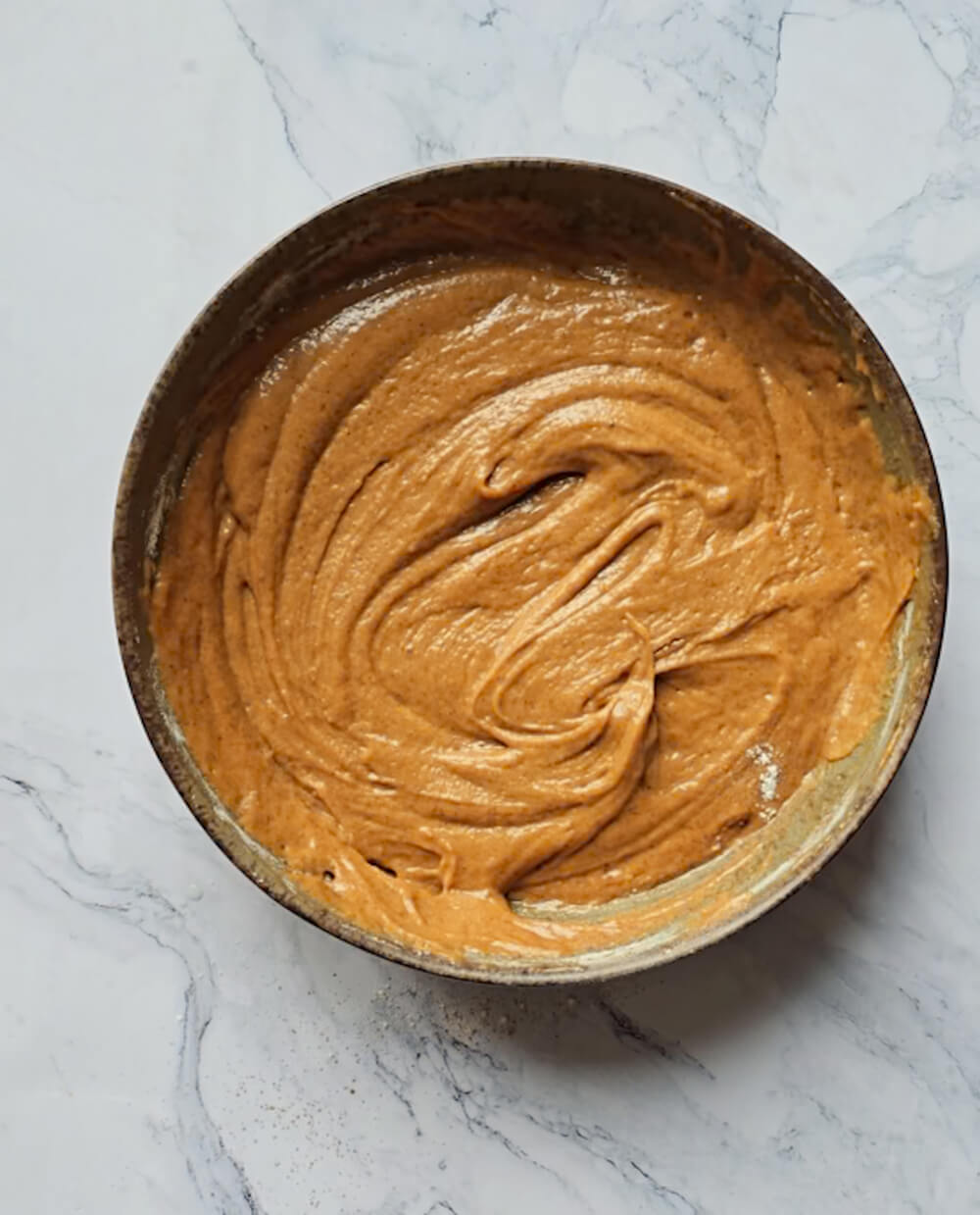 Pâte à bowlcake au spéculoos parfaitement lisse et homogène dans son bol, prête pour la cuisson au micro-ondes.